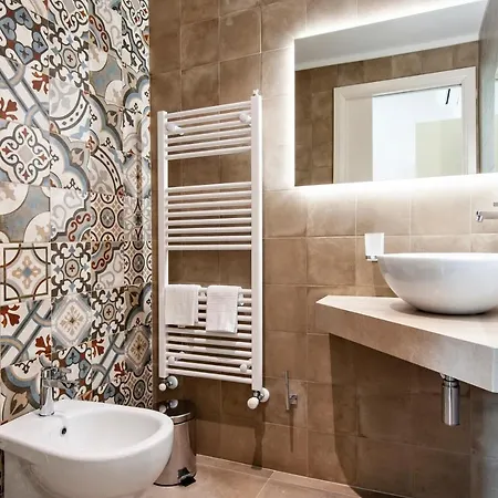 Konukevi Palazzo San Lazzaro - Jacuzzi & Selection 4*